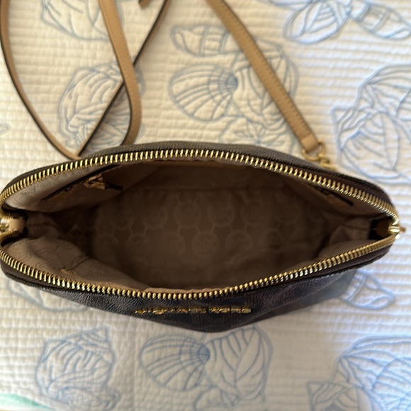 Authentic Michael Kors adjustable shoulder bag. - Picture 3 of 5